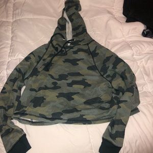Camo cropped hoodie